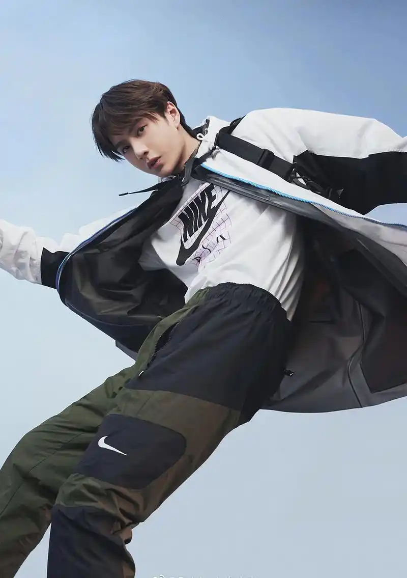 简介:王一博酷帅运动系写真图片,分享一组王一博图片给大家,图中的