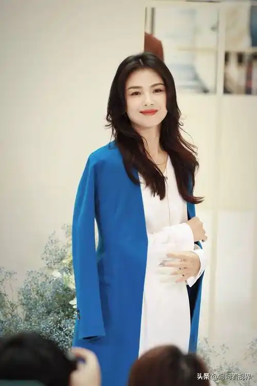 45岁刘涛人美心善,留丝带送粉丝,暖心之举备受称赞._活动_球迷_魅力十