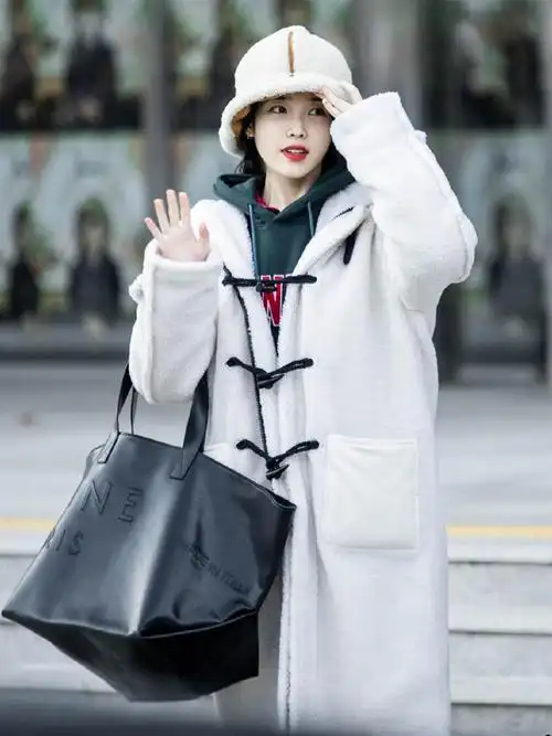 iu李知恩太甜了, 穿羊羔绒外套配卫衣, 少女心爆棚!