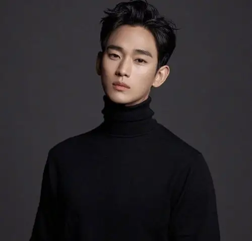 金秀贤刷屏晒帅照 成熟清新无缝切换