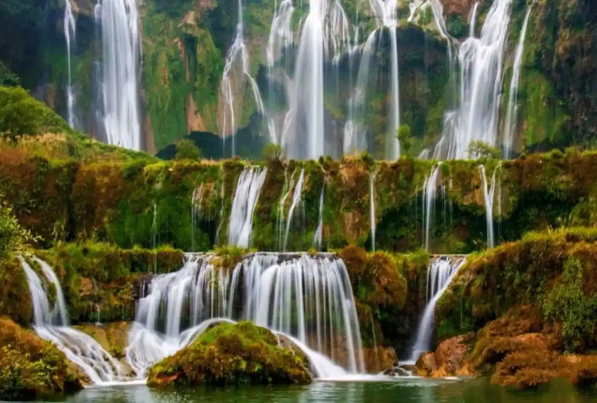 九龙瀑布群位于罗平县城东22公里的九龙河上,是中国最大的瀑布群竟圹