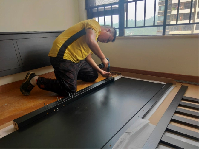 (苏宁易购物流服务工程师正在安装家具)