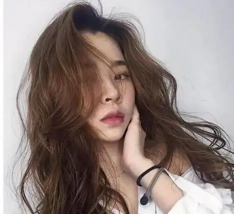 时尚又极减龄的潮女烫发长发发型 减龄又有气质(3)