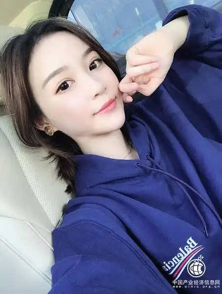 王思聪前女友雪梨订婚后首晒自拍 长腿吸睛