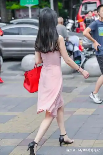 充满小仙女范儿的穿搭,粉色吊带裙 黑色高跟鞋,简单大方又好看_调配