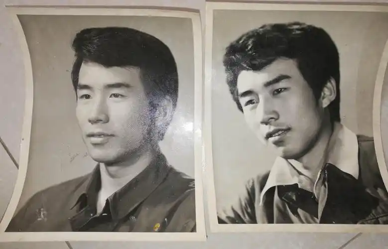 老照片帅哥照七八十年代两张