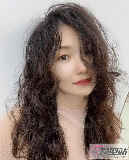 2021最洋气的卷发长发 长发烫卷显脸小气质飙升_发型站_最新流行发型
