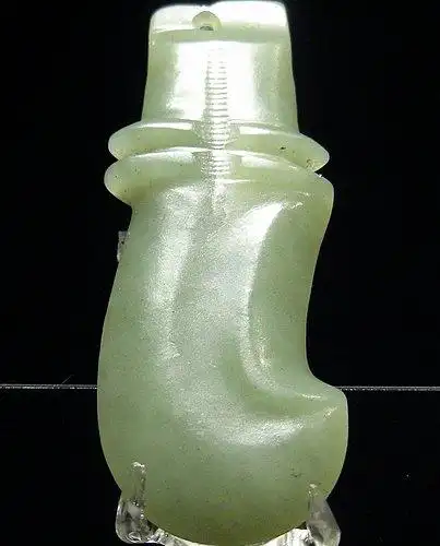 博物馆藏"红山玉器细图,大家可以清晰的看见纵向的粗阴线里的横向旋纹