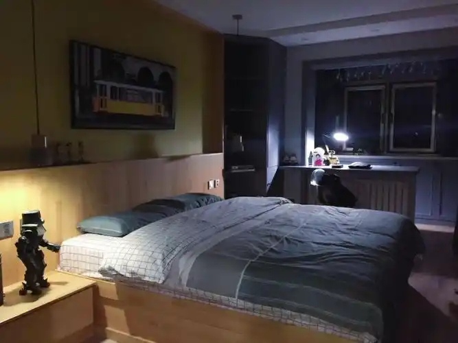 夜晚月光照进来时,感觉特别的温馨. 防盗窗外用剩余的防腐木做了栅栏.