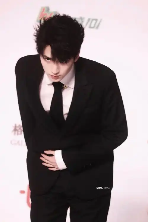 时代少年团红毯黑西装造型#严浩翔东方风云榜红毯饭拍黑西装搭藕谮