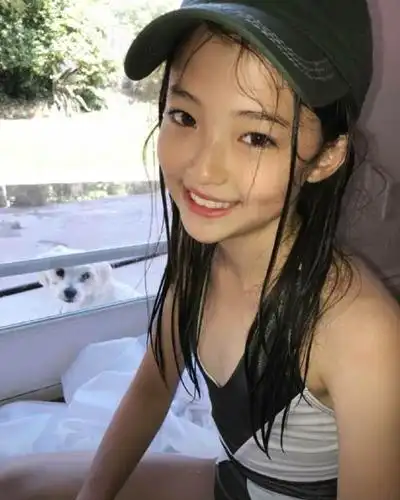 她之后,都开始对她的照片纷纷热议,这孩子的装扮是不是过于早熟了些