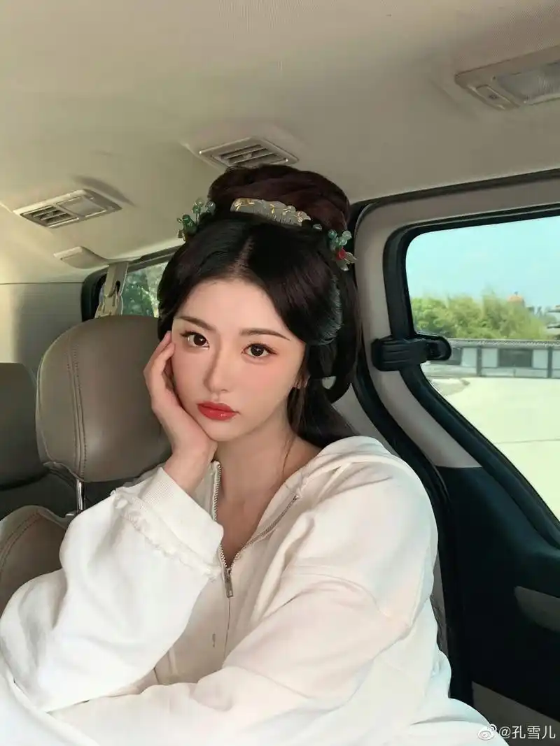 孔雪儿的五官好精致,和吴宣仪比起来,两位谁更精致?