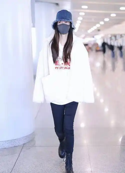 angelababy嫩成大学生皮草配宽松卫衣时髦意外秀大长腿很高级