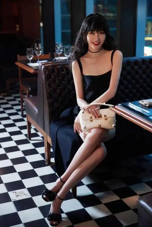 37岁唐嫣气质真高级,穿黑色吊带裙性感迷人,身材太让人羡慕