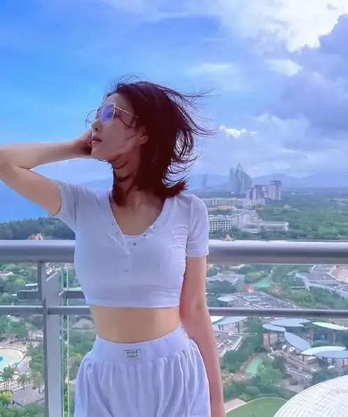 张馨予这身材太丰满了|模特_网易订阅