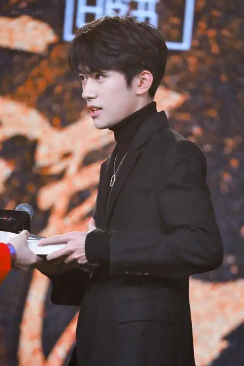 易烊千玺 腾讯娱乐白皮书盛典