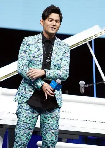 周杰伦穿西装扮潮活动现场绅士范儿十足