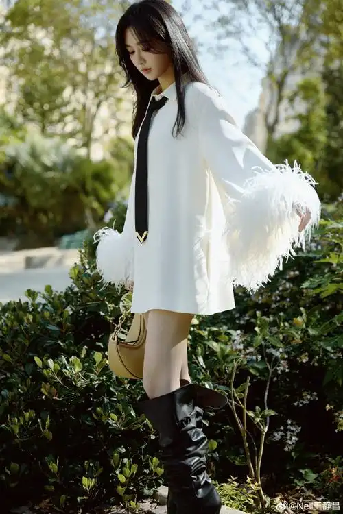 巴黎时装周##杨紫羽毛袖白衬衫造型##杨紫的松弛感