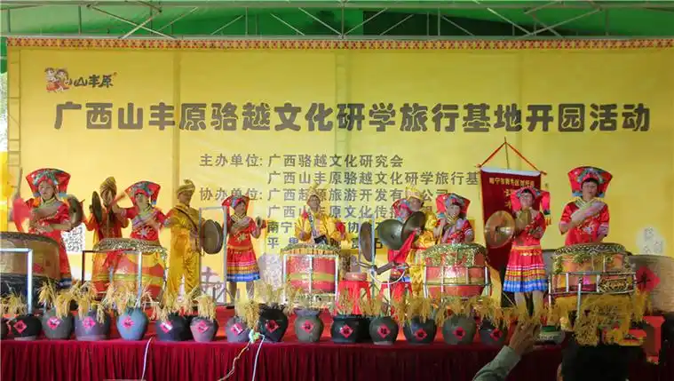 副校长黄凤显作主题讲话广西骆越文化研究会会长谢寿球讲解骆越稻作文