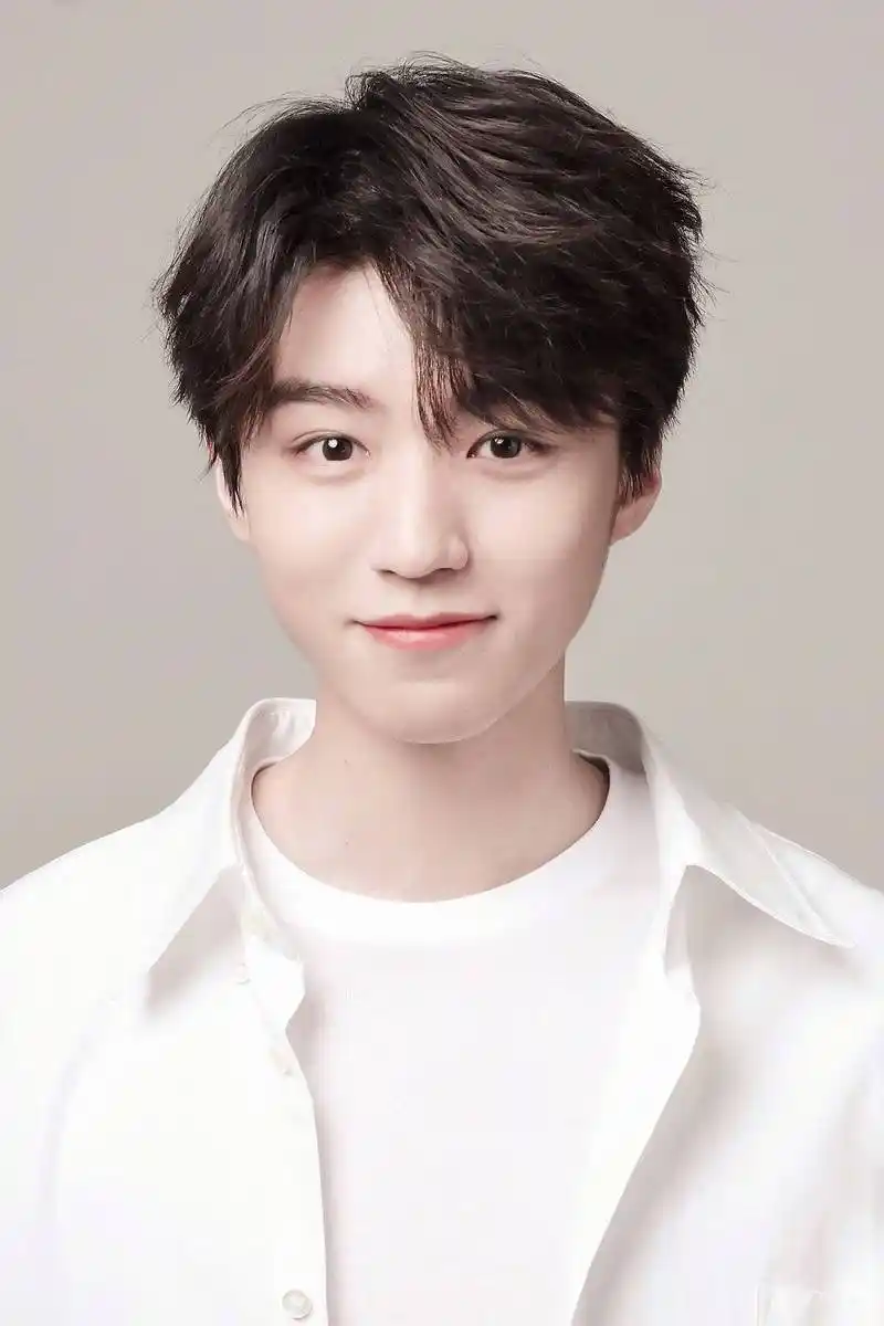 王俊凯帅气证件照来啦 快来收藏起来吧