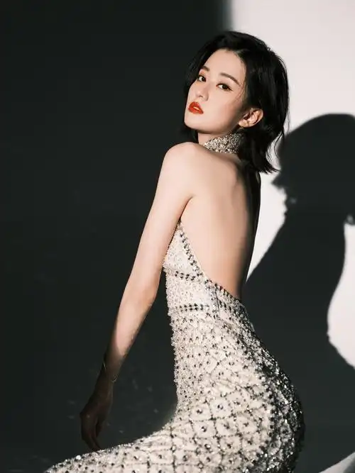 乔欣穿挂脖闪钻裙秀长腿美背身材惹人羡