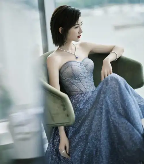 毛晓彤星空蓝闪钻抹胸裙