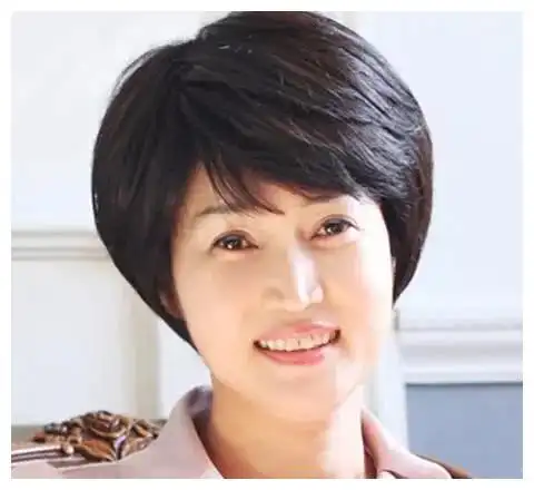 五六十岁女人,别乱剪头发,试试这几款发型,美出新高度|假发|中老年