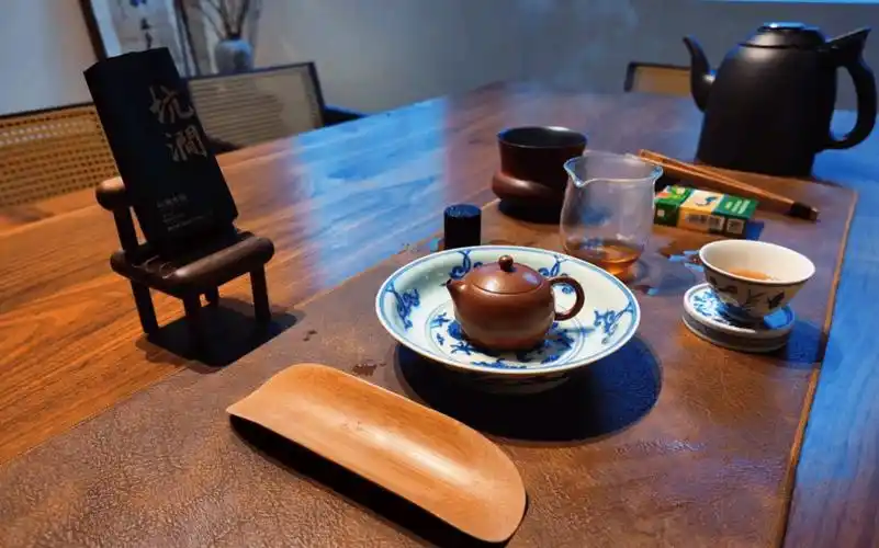 喝杯茶吧,试试新入的一把紫砂壶