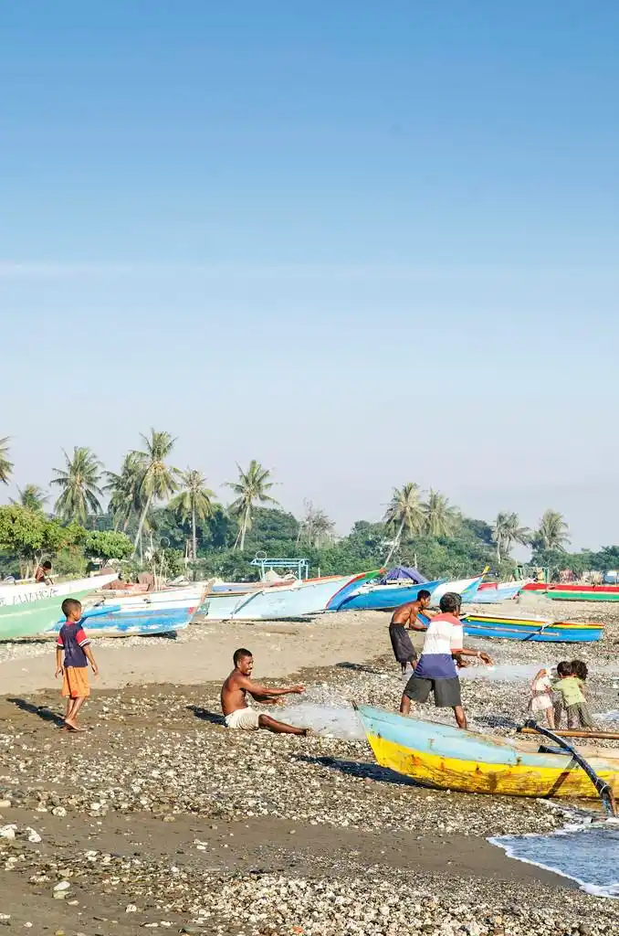 渔民在帝力东帝汶海滩上工作