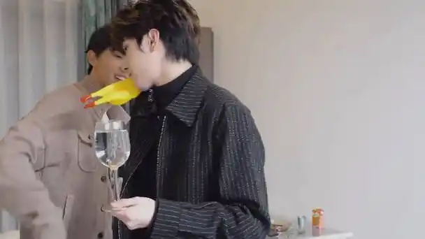 严浩翔给刘耀文递鸭子