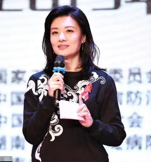 端庄大气的周涛从主持人到演员