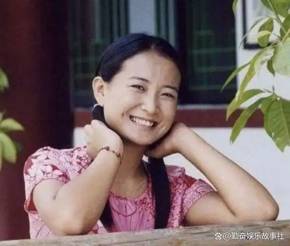 贾玲一路走来多不易?姐姐为她辍学,放弃办婚礼,恩师自掏腰包