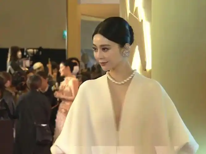 范冰冰亮相第17届亚洲电影大奖红毯