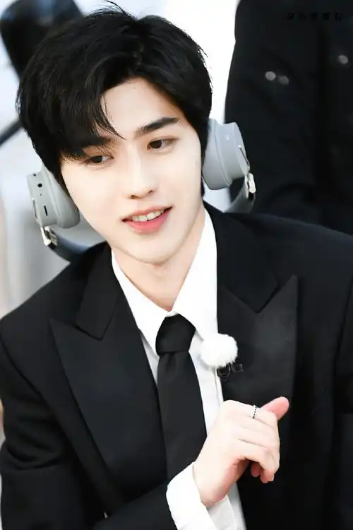 西装 俊男#奔跑吧蔡徐坤