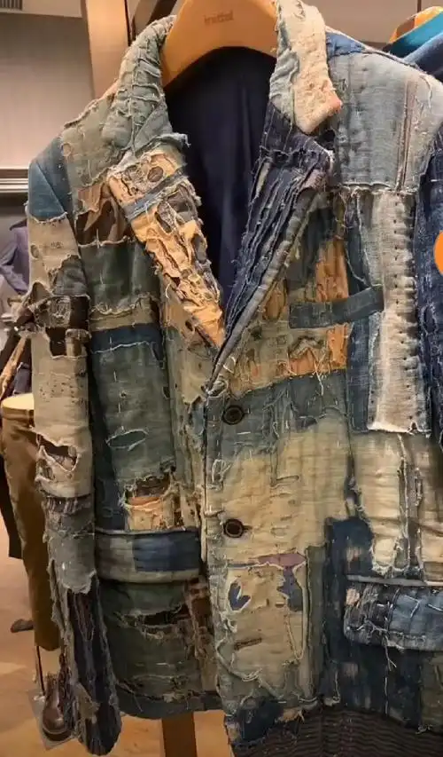 这破破烂烂的衣服,售价竟然要49000,有钱人真的会买这种衣服吗?