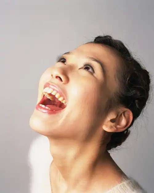 露齿笑,竖图,俯视,室内,特写,白天,白色背景,亚洲,仅一个年轻女性仅