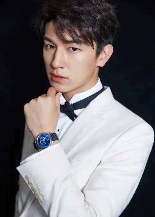 杨旭文上海维密秀白西装帅气图片55