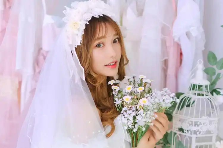 白色婚纱女孩写真高清视频欣赏