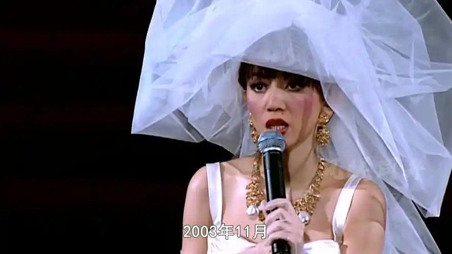 梅艳芳最后一场演唱会,身体流血垫着尿片,最终倒在刘德华怀里