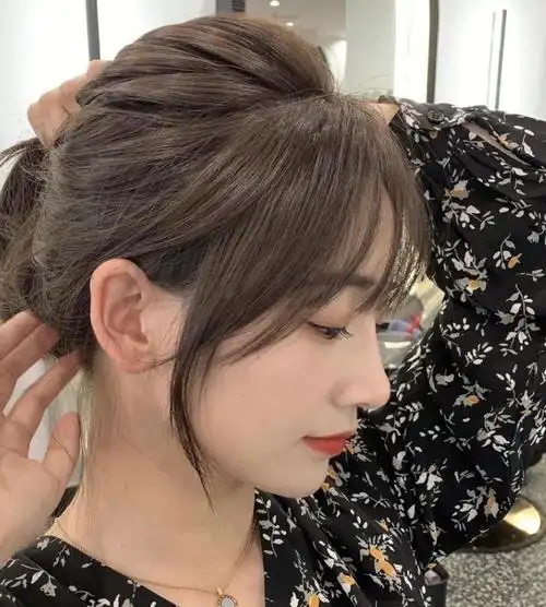 适合圆脸女生的中发发型蓬松减龄锁骨发