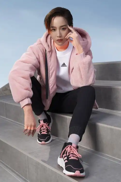 张钧甯穿修身裤现身机场,看生图下的真实腿型,是被上帝吻过吧?