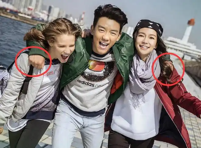 baby和郑恺出国工作合照时郑恺的手成亮点网友活该他红