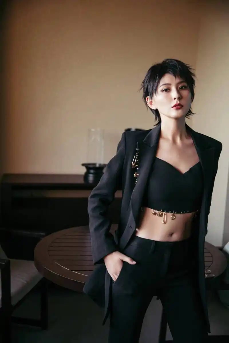 热依扎的双面魅力,秀腹肌完美诠释性感的清纯