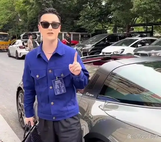 就在所有人都认为柏公子会展示一款豪华名牌包包的时候,他意外地掏出