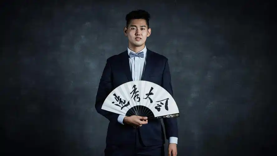 耳钉闪耀孙思尧选秀日成焦点激情拥抱致王少杰害羞那么多人呢