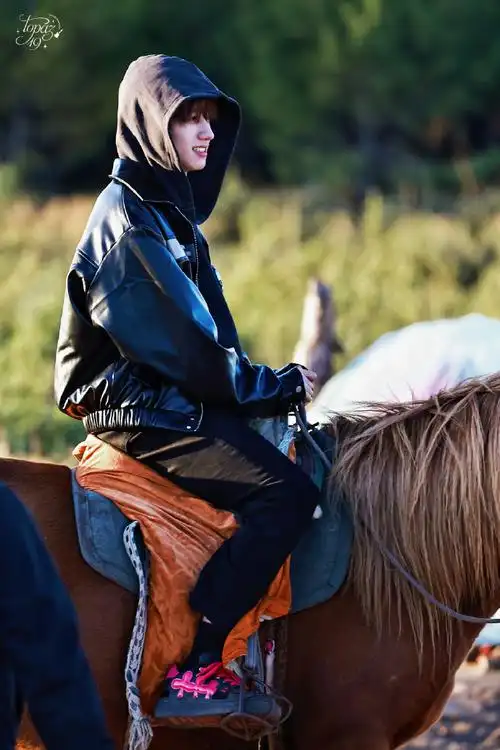 朱志鑫皮衣骑马路透##和朱志鑫一起秋日出行##朱志鑫 王牌ace##饺日