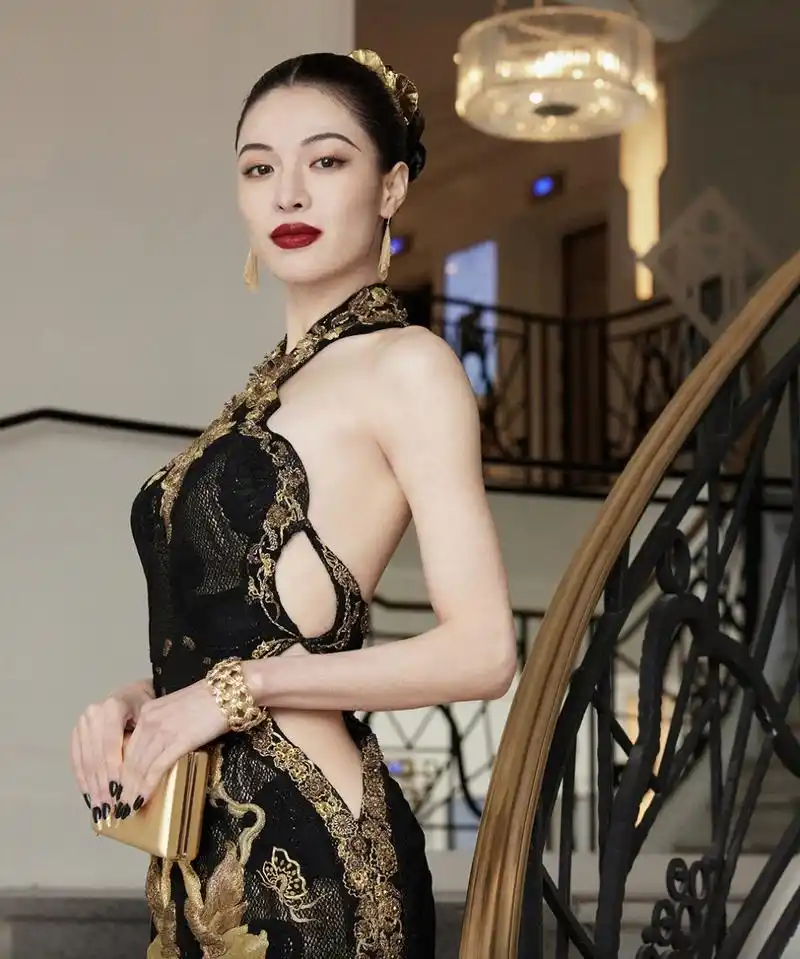 钟楚曦首次出席戛纳红毯,一身黑金刺绣旗袍,中国风气质真的很稳,生图