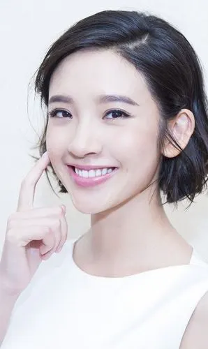 唐艺昕美照,短发造型,梨涡女神,真的很美,超喜欢!