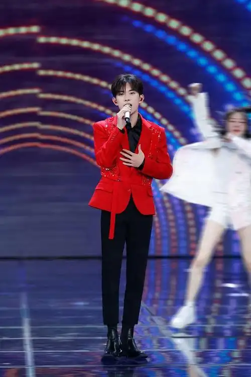 易烊千玺红黑跳出绚丽舞步燃炸全场