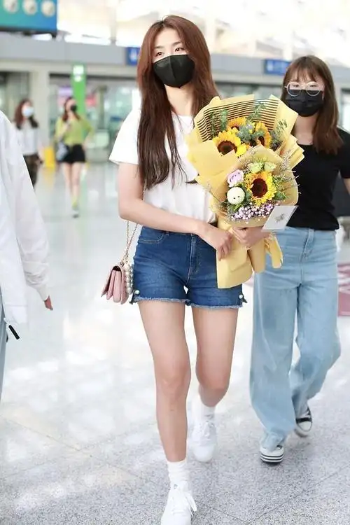 金子涵街拍:moschino白色t恤calzedonia牛仔短裤青春活力